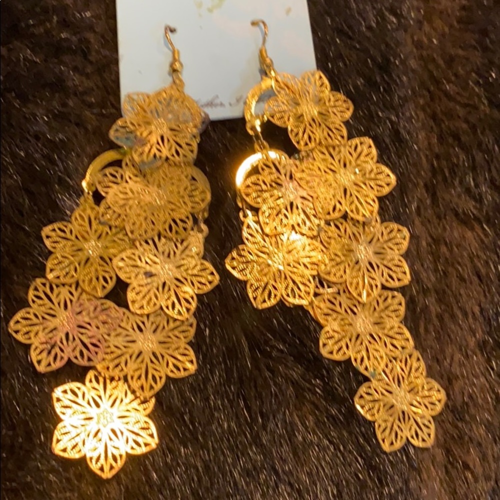 Gold hanging gold leaf earring lighweight